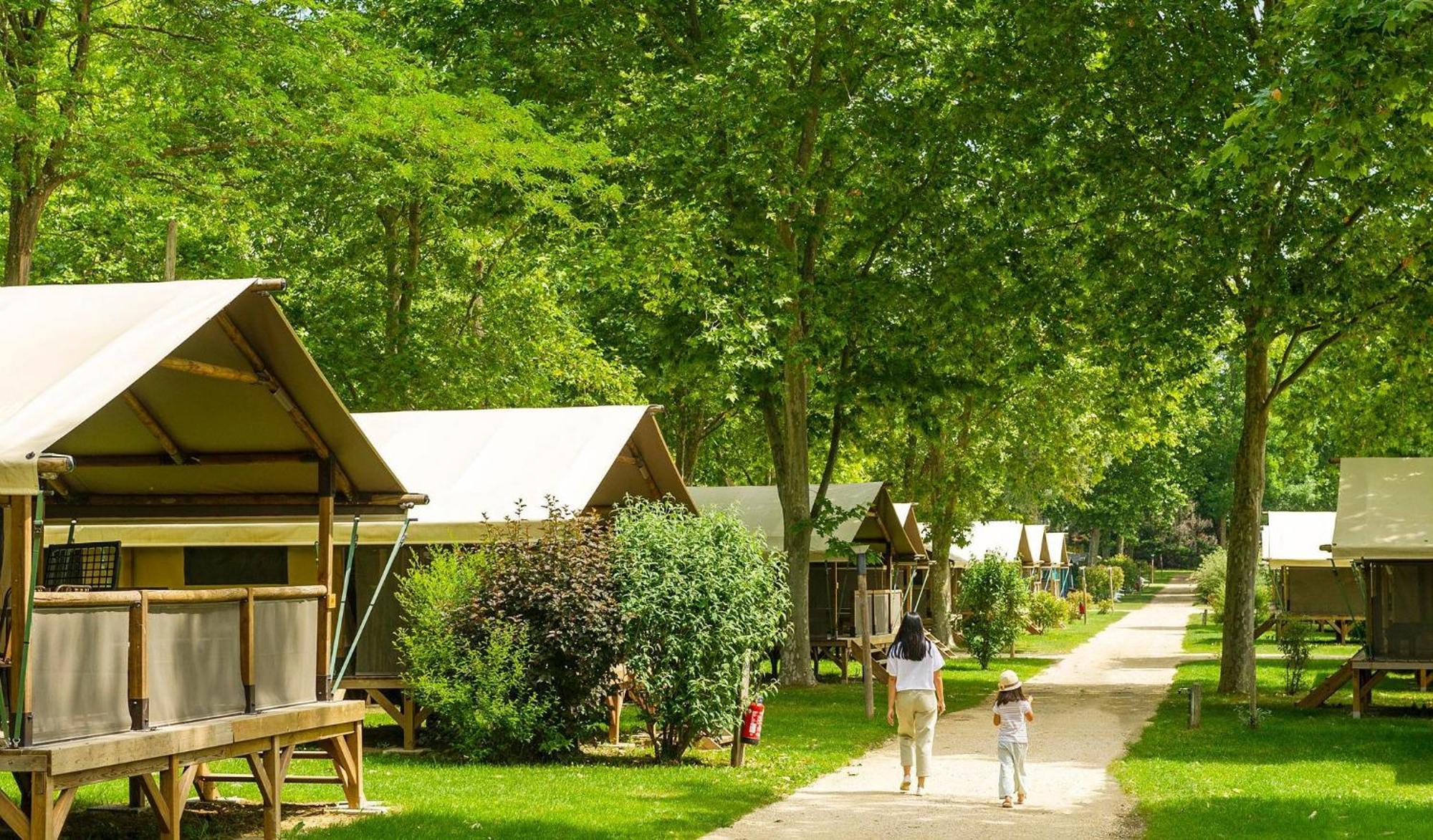 Camping Chateau De Galaure Chateauneuf-de-Galaure Exterior foto
